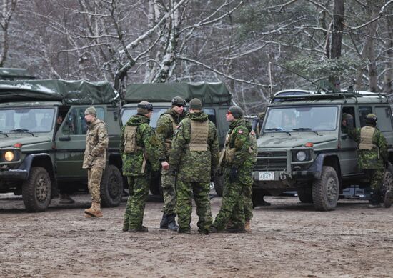 Canadian instructors train Ukrainian service persons as part of UNIFIER operation at Yavorivsky range