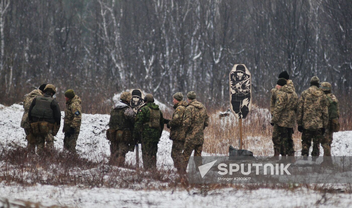 Canadian instructors train Ukrainian service persons as part of UNIFIER operation at Yavorivsky range