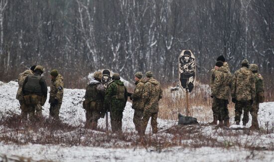 Canadian instructors train Ukrainian service persons as part of UNIFIER operation at Yavorivsky range