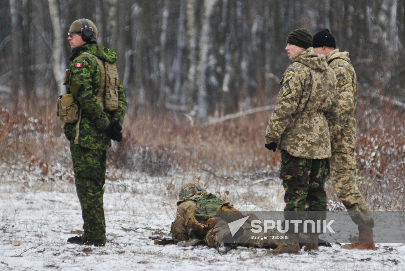 Canadian instructors train Ukrainian service persons as part of UNIFIER operation at Yavorivsky range