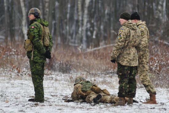 Canadian instructors train Ukrainian service persons as part of UNIFIER operation at Yavorivsky range
