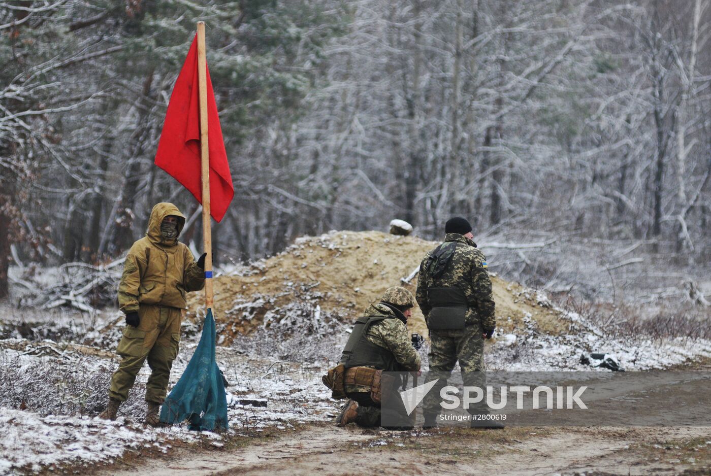 Canadian instructors train Ukrainian service persons as part of UNIFIER operation at Yavorivsky range