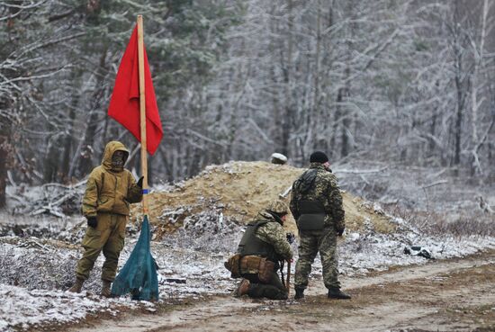 Canadian instructors train Ukrainian service persons as part of UNIFIER operation at Yavorivsky range