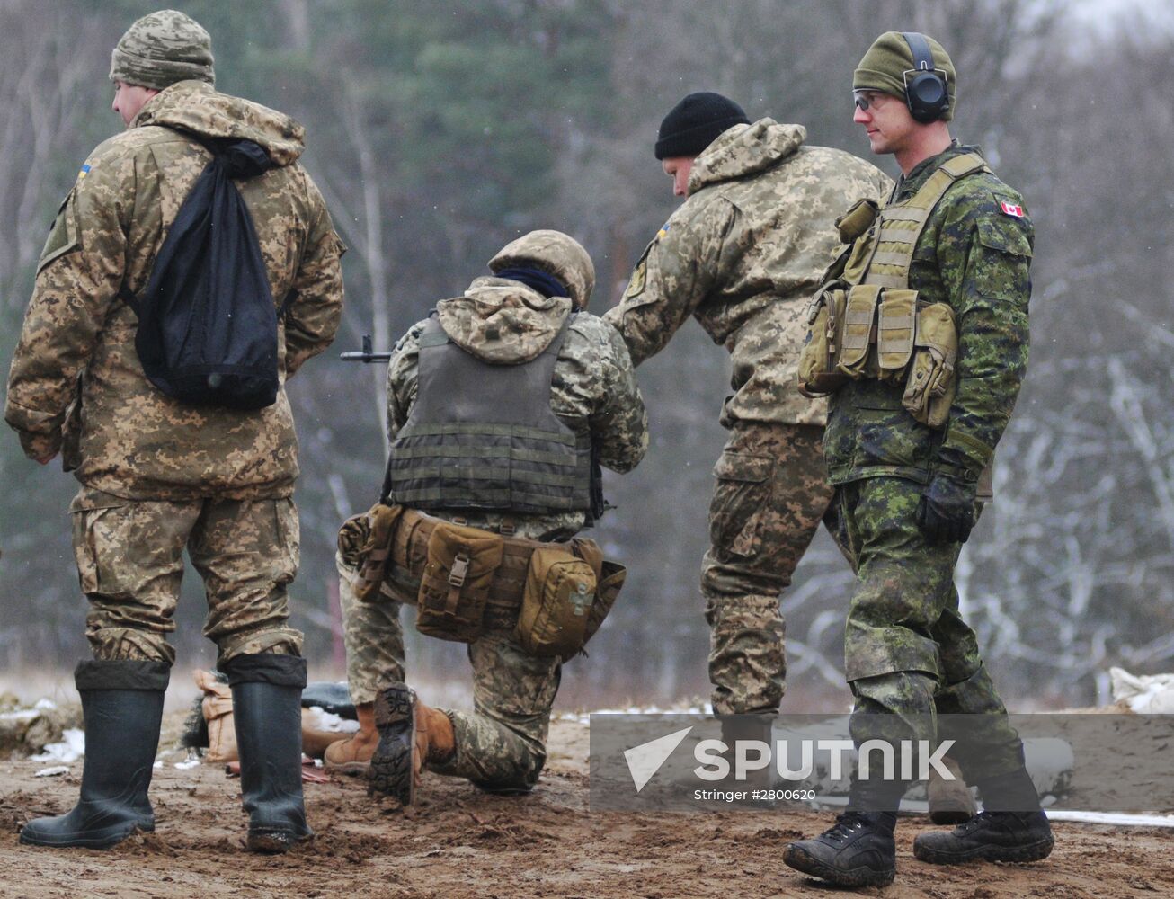 Canadian instructors train Ukrainian service persons as part of UNIFIER operation at Yavorivsky range