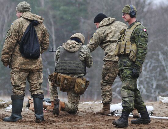 Canadian instructors train Ukrainian service persons as part of UNIFIER operation at Yavorivsky range