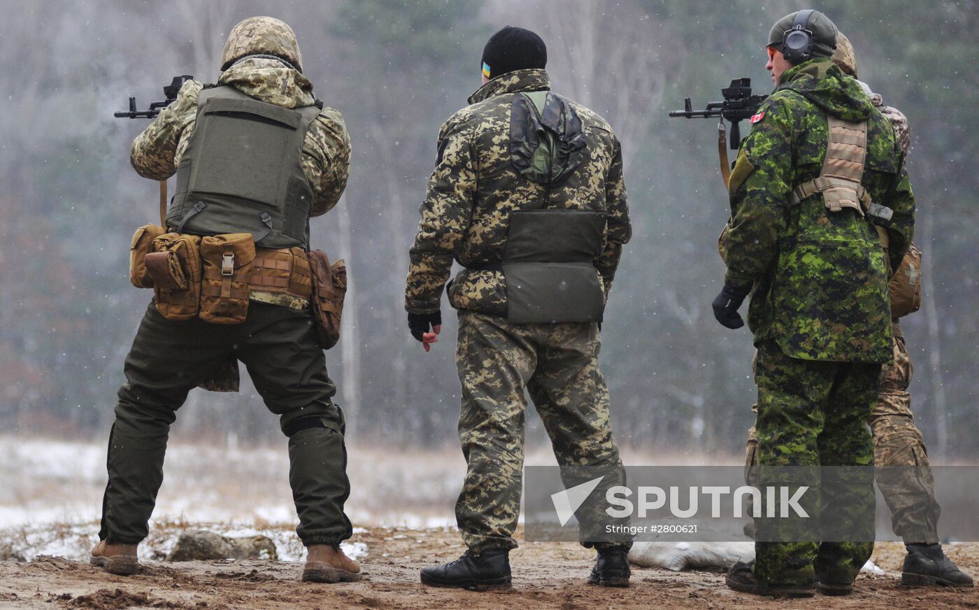 Canadian instructors train Ukrainian service persons as part of UNIFIER operation at Yavorivsky range