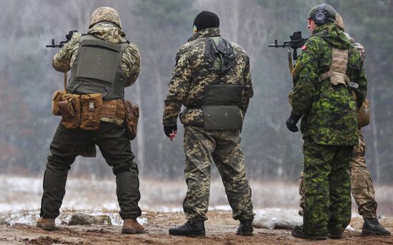 Canadian instructors train Ukrainian service persons as part of UNIFIER operation at Yavorivsky range