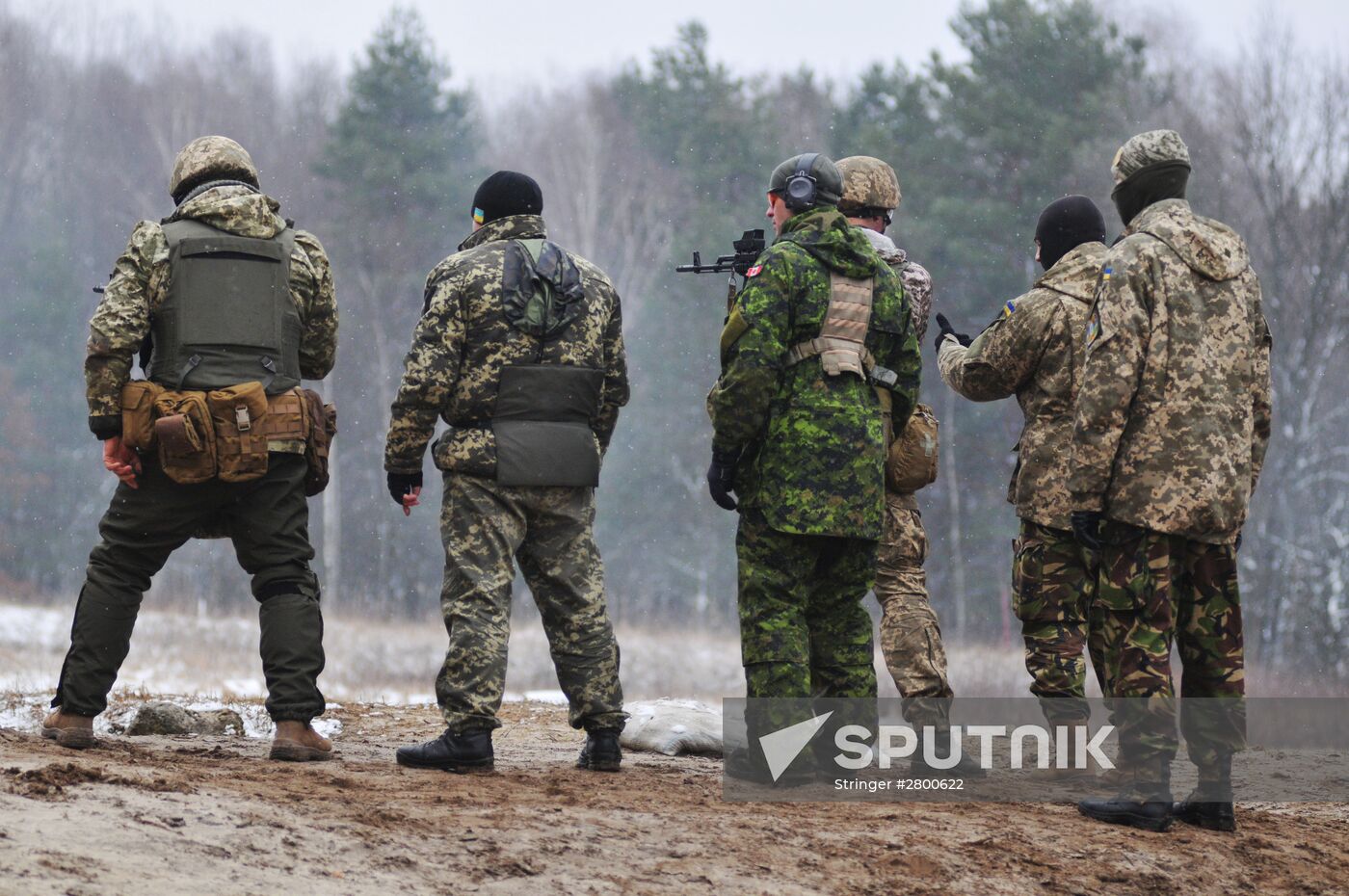 Canadian instructors train Ukrainian service persons as part of UNIFIER operation at Yavorivsky range