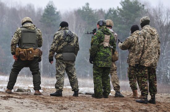 Canadian instructors train Ukrainian service persons as part of UNIFIER operation at Yavorivsky range