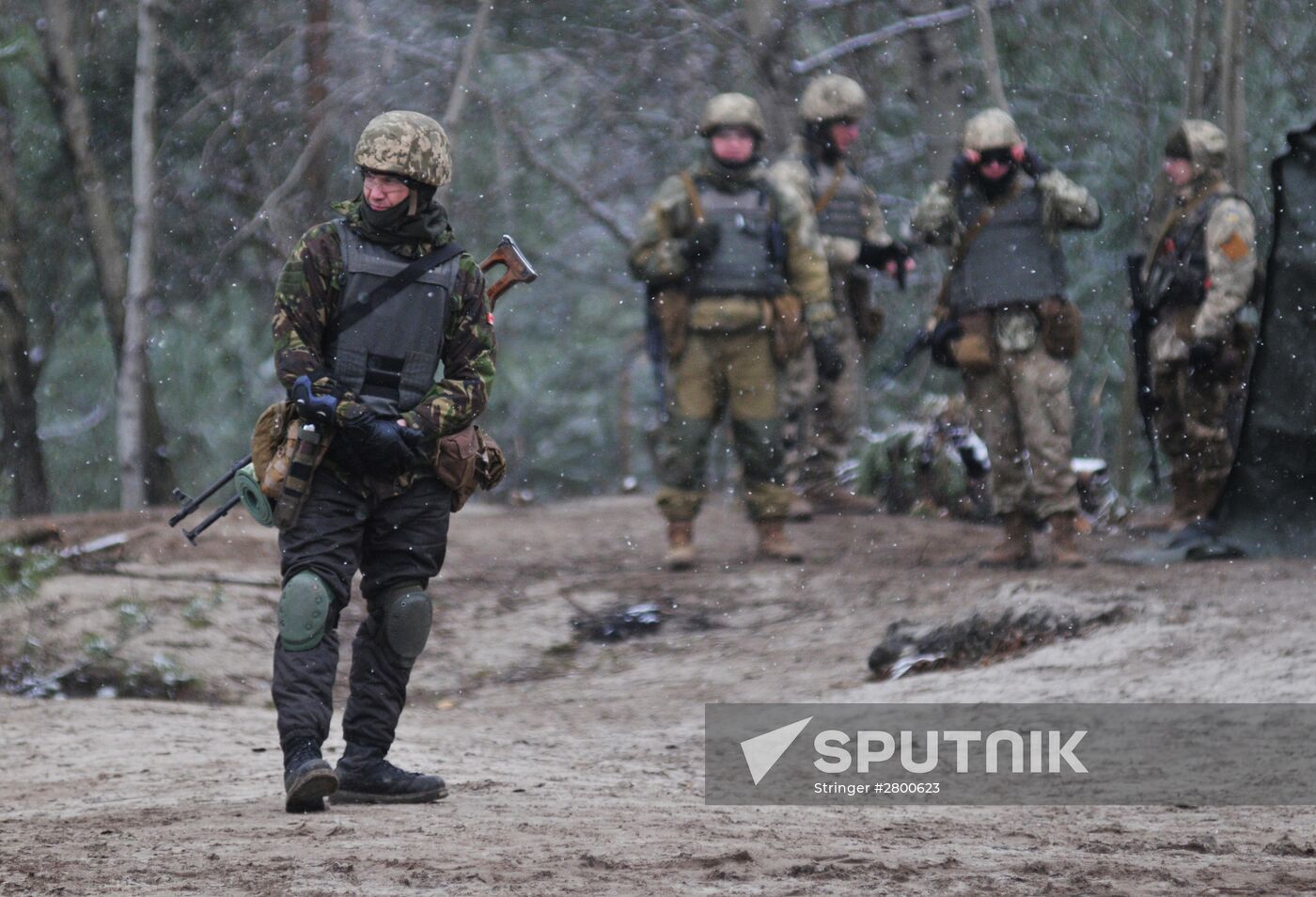 Canadian instructors train Ukrainian service persons as part of UNIFIER operation at Yavorivsky range