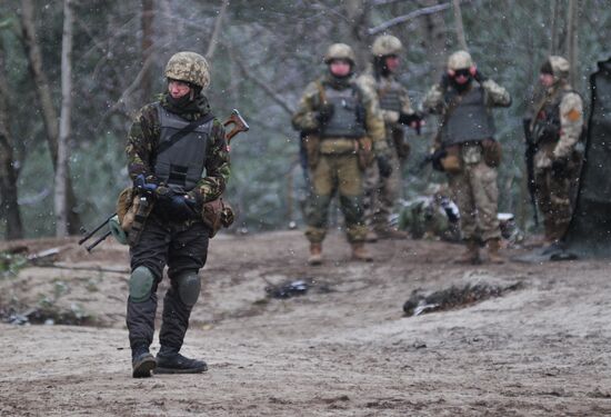 Canadian instructors train Ukrainian service persons as part of UNIFIER operation at Yavorivsky range