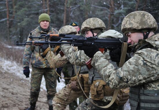 Canadian instructors train Ukrainian service persons as part of UNIFIER operation at Yavorivsky range