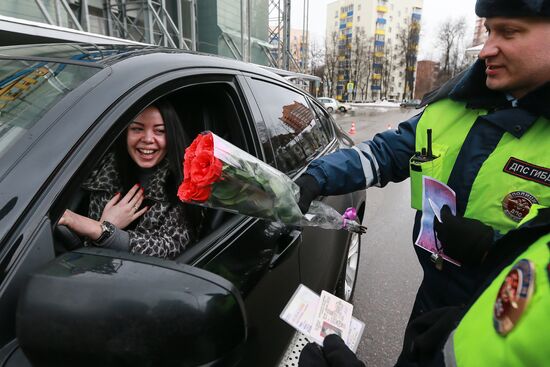 Traffic police officers congratulate women on eve of holiday
