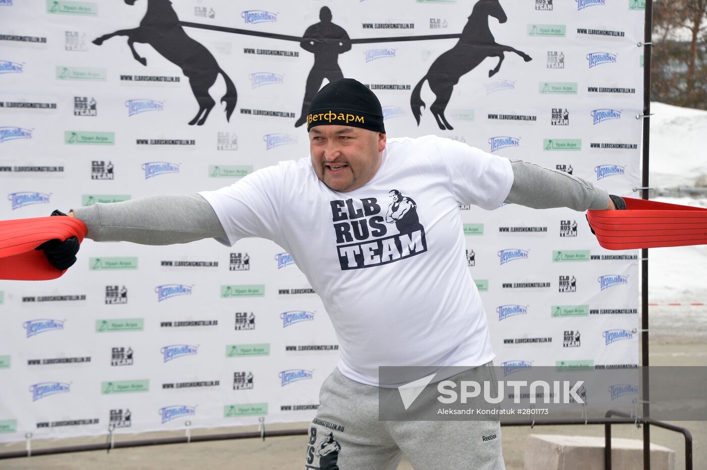 Chelyabinsk strongman Elbrus Nigmatullin performs unique stunt of restraining two horses