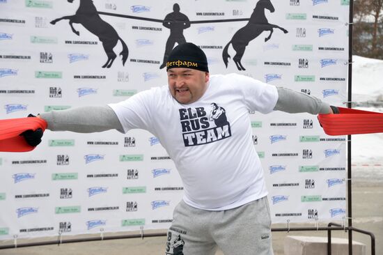 Chelyabinsk strongman Elbrus Nigmatullin performs unique stunt of restraining two horses