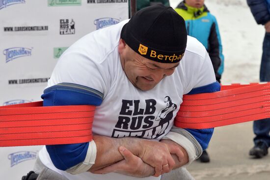 Chelyabinsk strongman Elbrus Nigmatullin performs unique stunt of restraining two horses