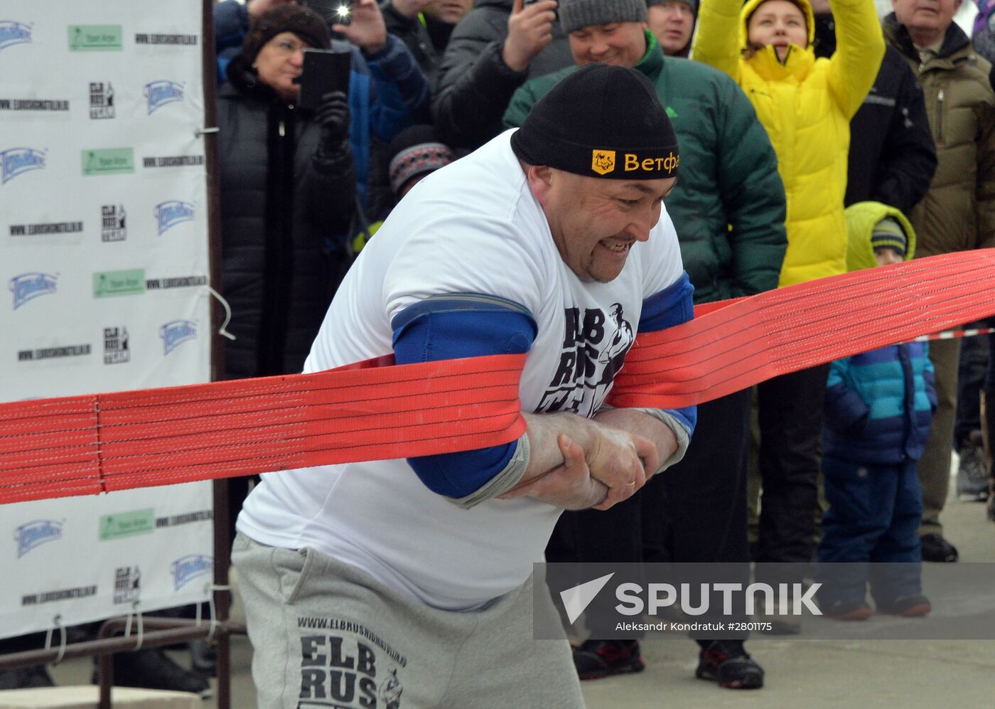 Chelyabinsk strongman Elbrus Nigmatullin performs unique stunt of restraining two horses