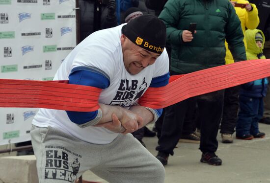 Chelyabinsk strongman Elbrus Nigmatullin performs unique stunt of restraining two horses