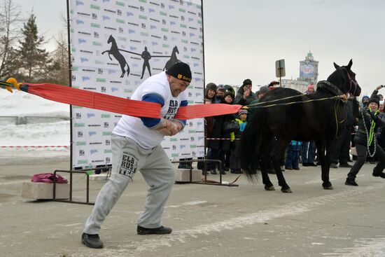 Chelyabinsk strongman Elbrus Nigmatullin performs unique stunt of restraining two horses