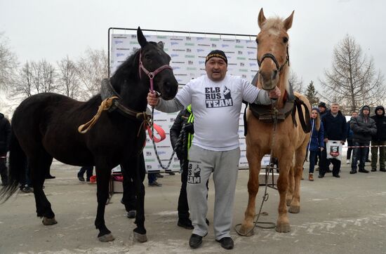 Chelyabinsk strongman Elbrus Nigmatullin performs unique stunt of restraining two horses