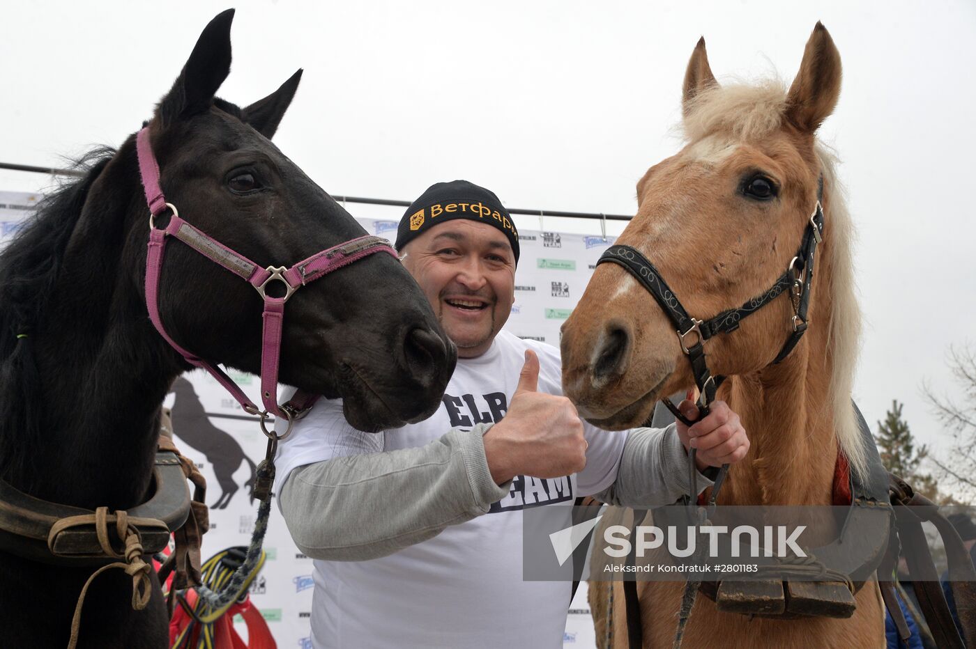 Chelyabinsk strongman Elbrus Nigmatullin performs unique stunt of restraining two horses