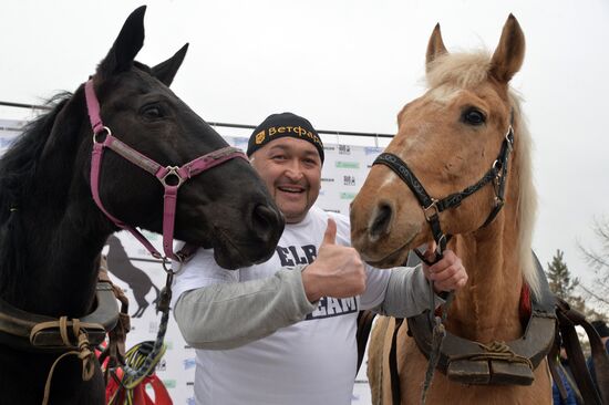 Chelyabinsk strongman Elbrus Nigmatullin performs unique stunt of restraining two horses