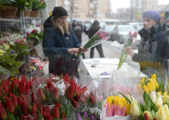 Flowers on sale in Moscow before March 8 holiday