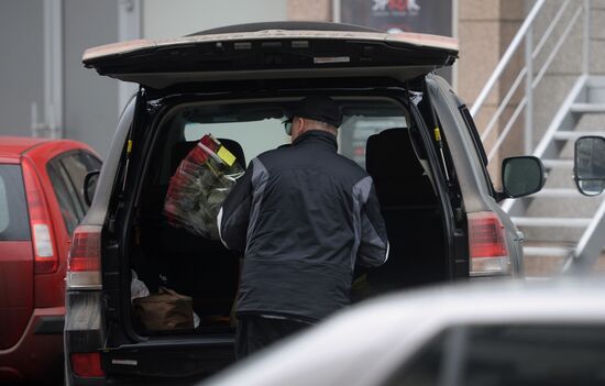 Flowers on sale in Moscow before March 8 holiday