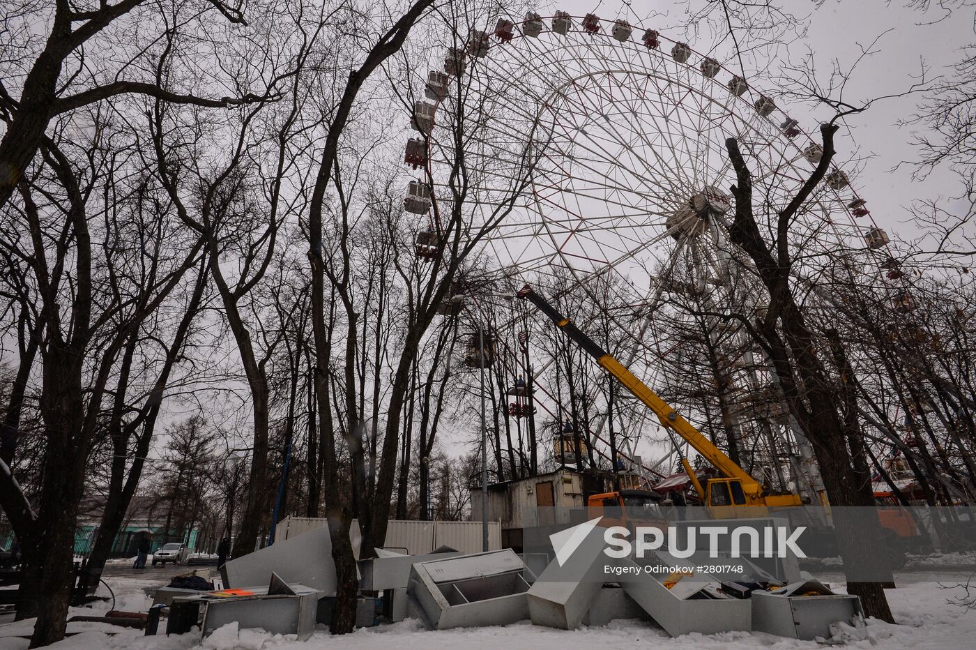 Ferris wheel at VDNKh is taken down