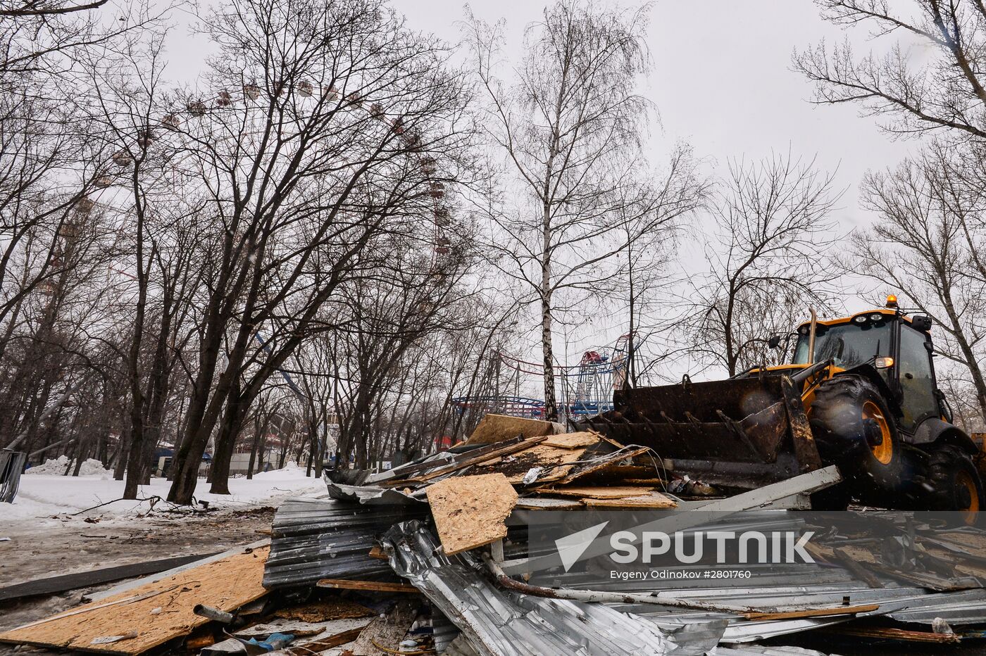Ferris wheel at VDNKh is taken down