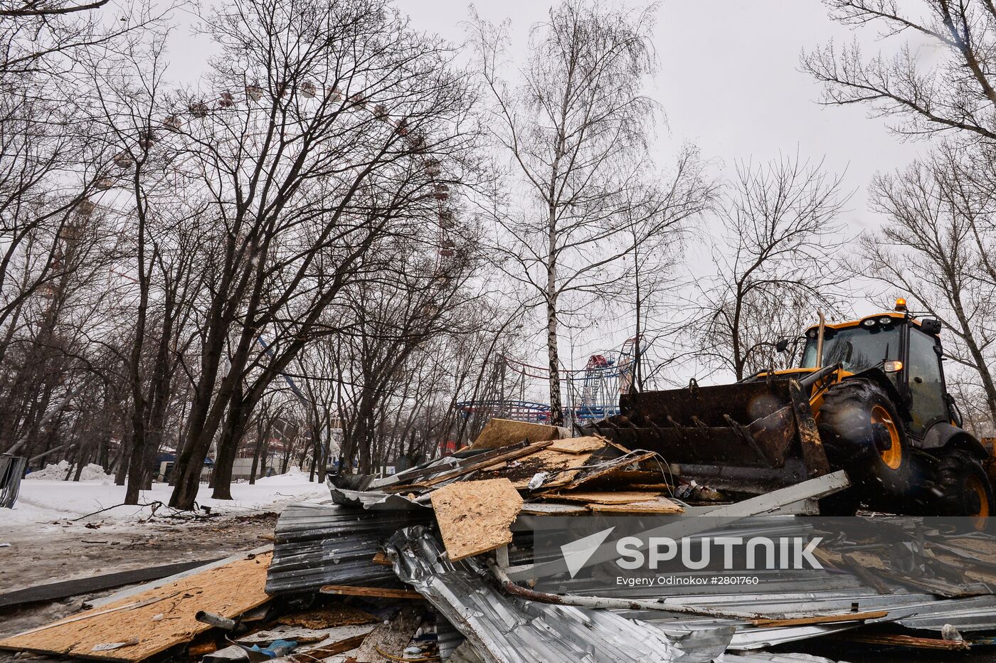 Ferris wheel at VDNKh is taken down