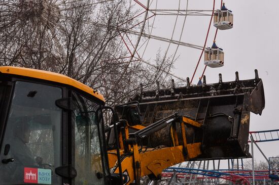 Ferris wheel at VDNKh is taken down