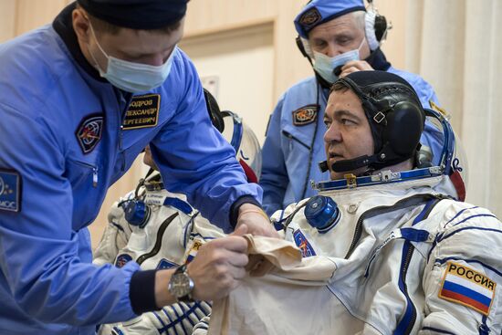 ISS 47/48 prime crew try on space suits, inspect spacecraft