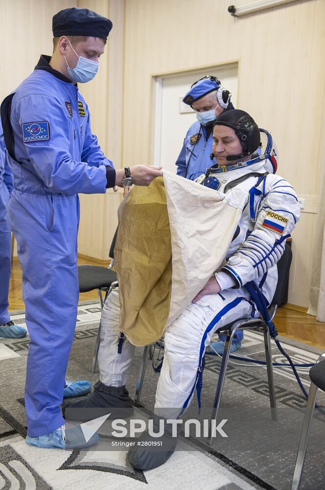 ISS 47/48 prime crew try on space suits, inspect spacecraft