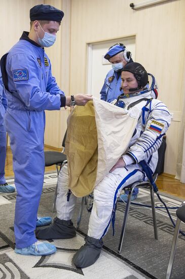ISS 47/48 prime crew try on space suits, inspect spacecraft
