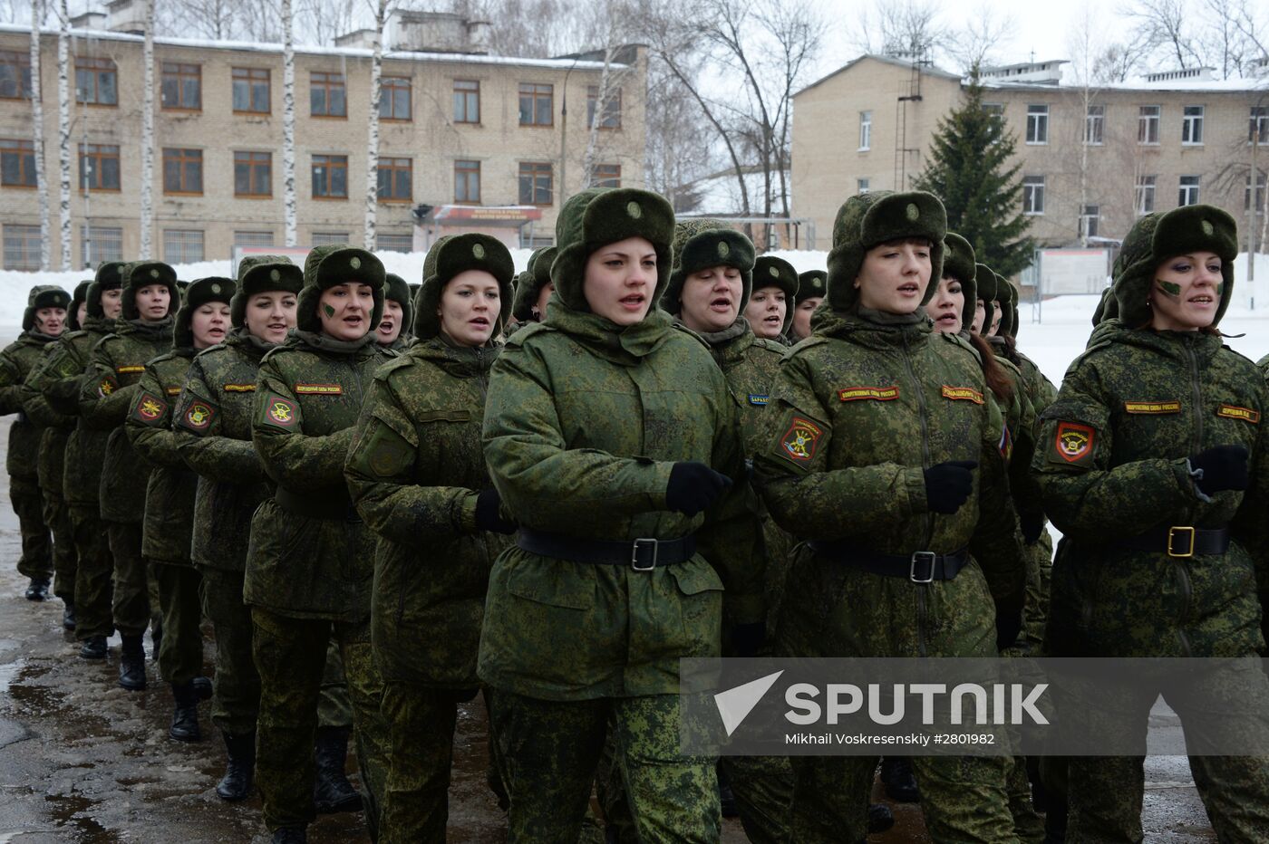 "Makeup under Camouflage" contest for female troops in Pereslavl-Zalessky