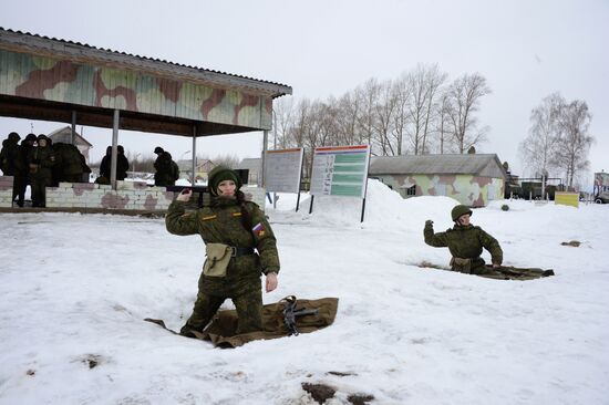 "Makeup under Camouflage" contest for female troops in Pereslavl-Zalessky