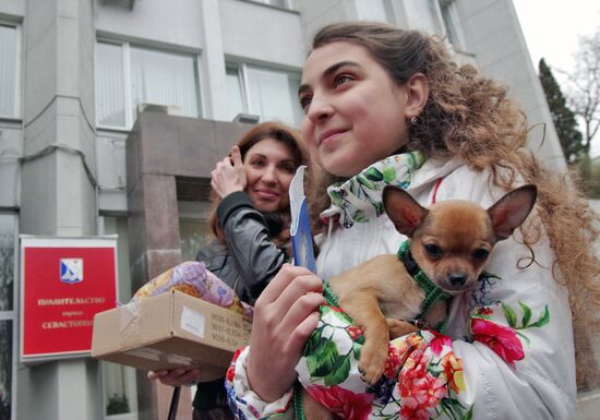 Alina Zykova from Sevastopol presented with puppy