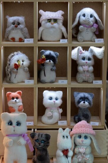 Fair featuring hand-made gifts in Moscow