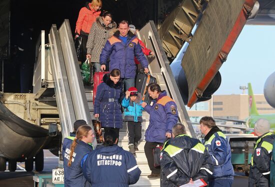 Russian Emergency Ministry helicopter delivers critically ill children from Donbass