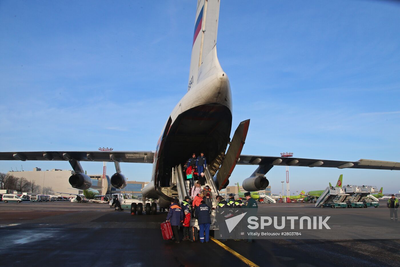 Russian Emergency Ministry helicopter delivers critically ill children from Donbass