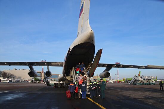 Russian Emergency Ministry helicopter delivers critically ill children from Donbass
