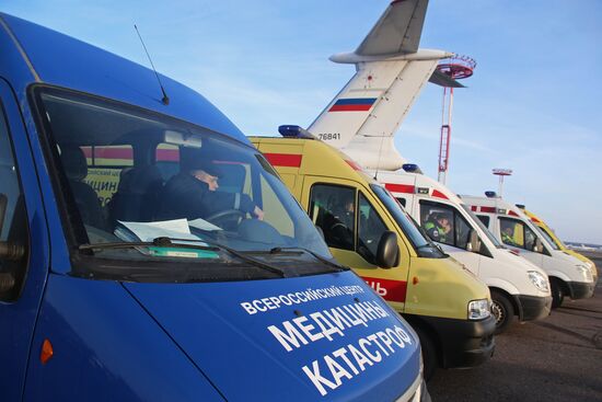 Russian Emergency Ministry aircraft delivers critically ill children to Donbass
