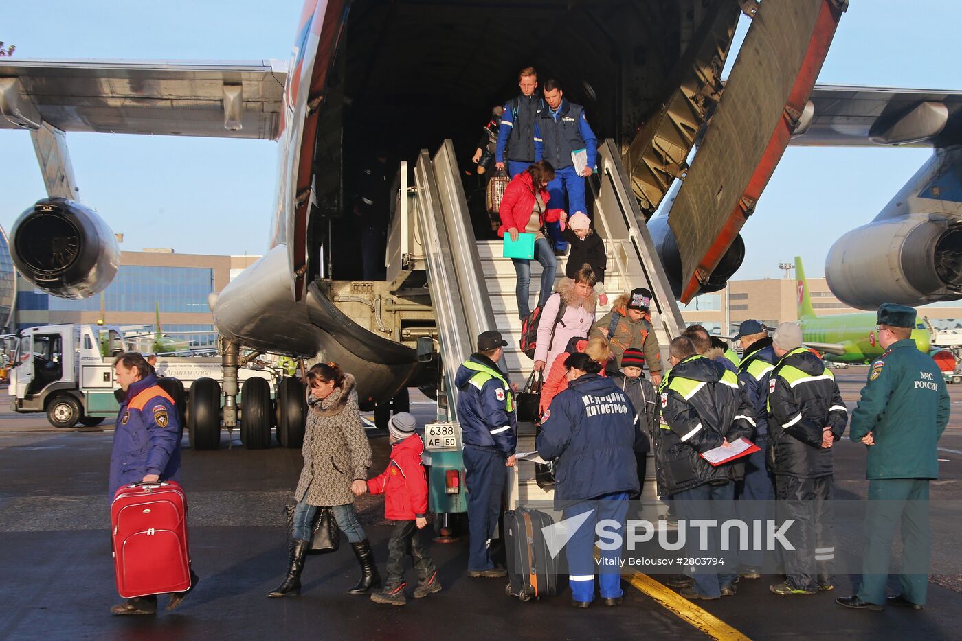 Russian Emergency Ministry helicopter delivers critically ill children from Donbass
