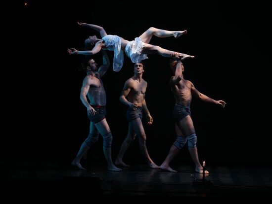Perfomance of the American shadow circus Pilobolus