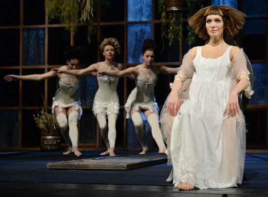 The Dog in the Manger play run-through at Moscow Satire Theater