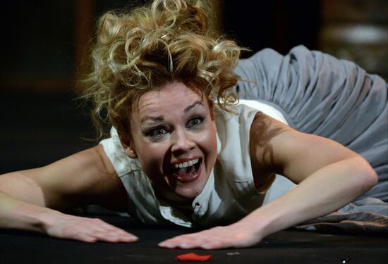 The Dog in the Manger play run-through at Moscow Satire Theater