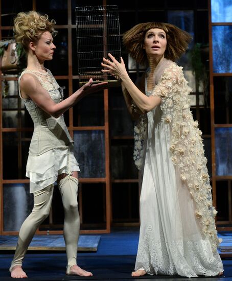 The Dog in the Manger play run-through at Moscow Satire Theater