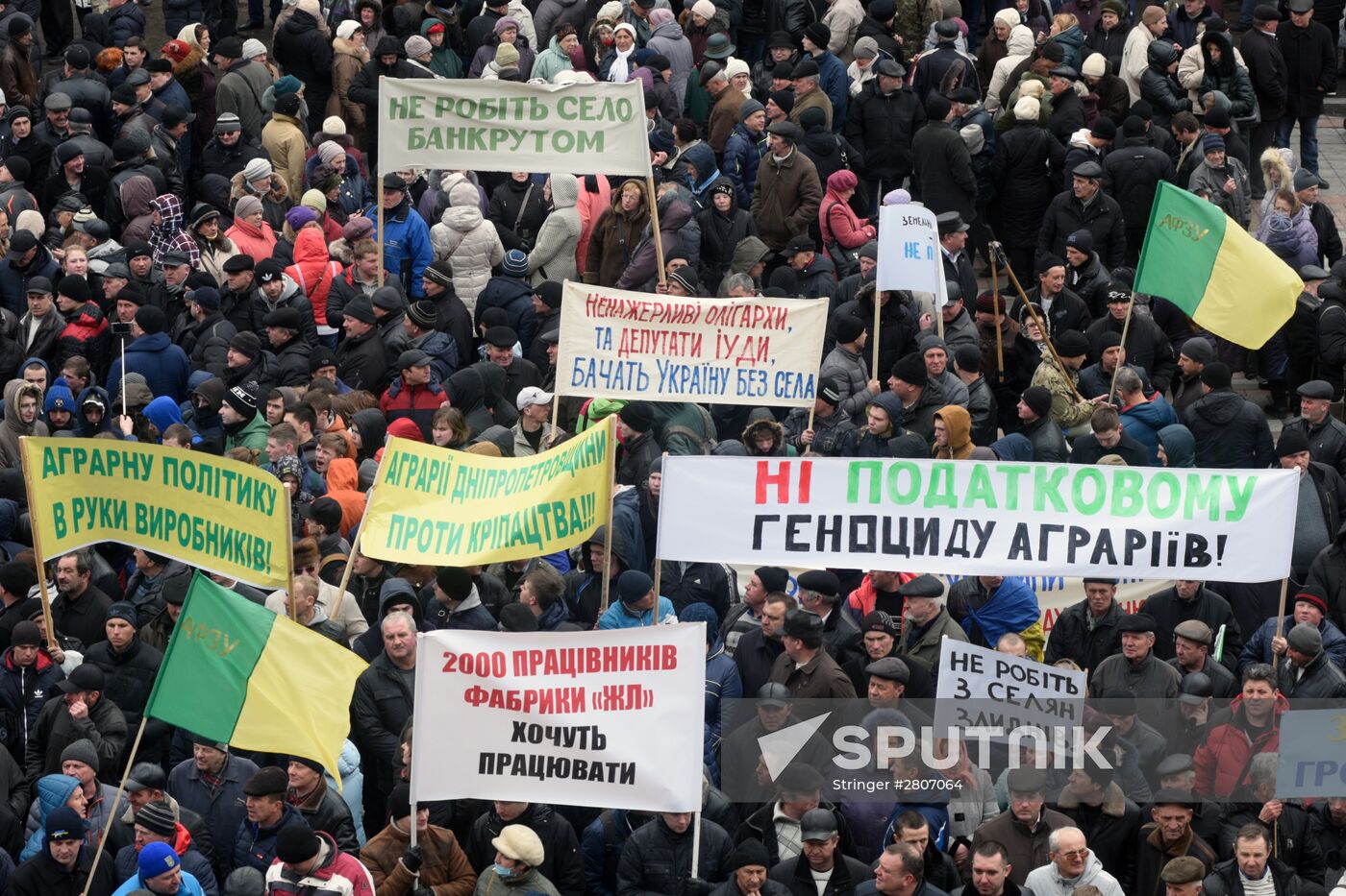 Ukrainian farmers stage protest in front of Verkhovna Rada building in Kiev