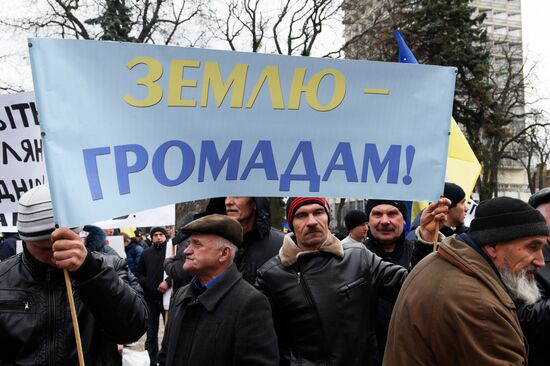 Ukrainian landowners stage protest outside Verkhovna Rada in Kiev